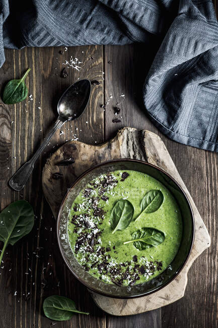 Spinach smoothie with coconut milk, chocolate and coconut shrimps — Stock Photo