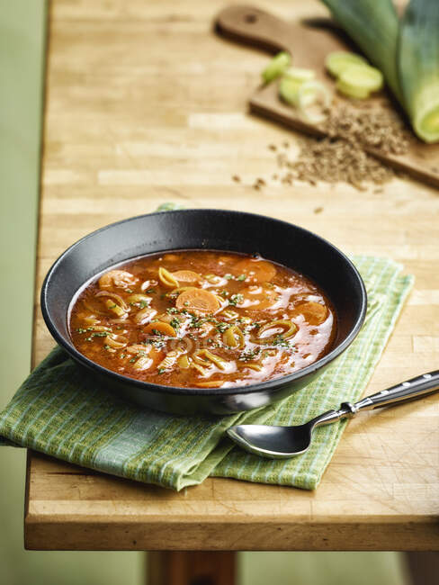 Зеленый суп с луком-порей и морковью — стоковое фото