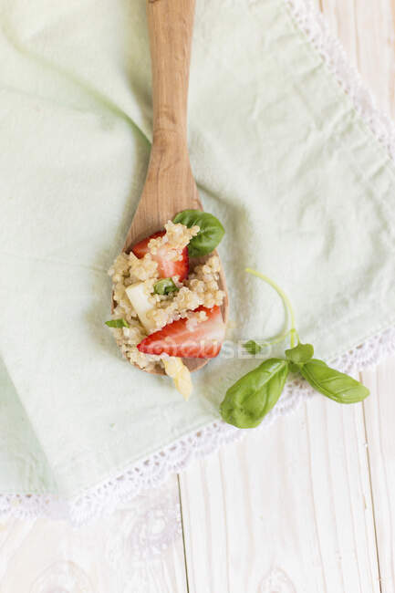 Quinoa aux fraises, rhubarbe et basilic sur cuillère en bois — Photo de stock