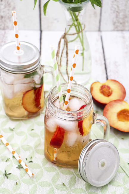 Close-up shot of delicious peach iced tea — Stock Photo