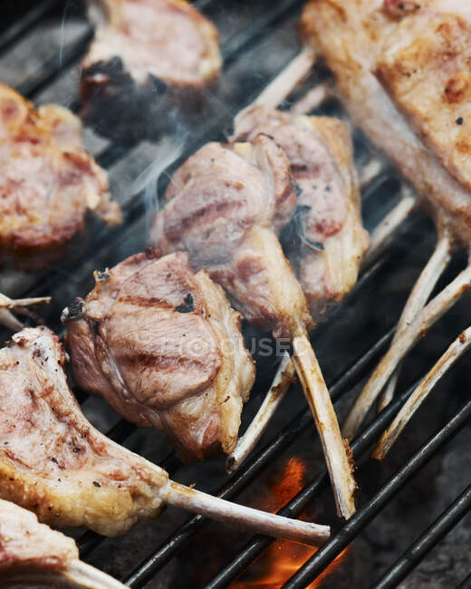 Racks d'agneau sur un barbecue — Photo de stock