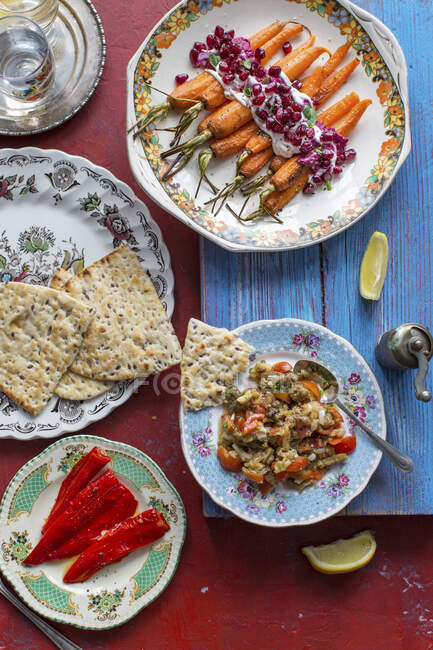 Bañera de Oriente Medio hecha de berenjenas asadas, tomates, chiles, ajo, chalotas, perejil, aceite de oliva, jugo de limón, comino, sal y pimienta - foto de stock