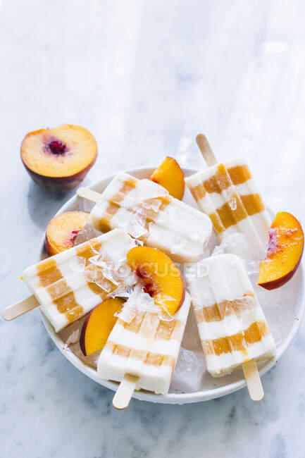 Peach and yoghurt ice cream sticks — Stock Photo
