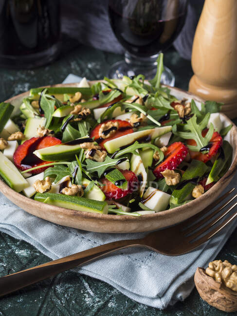 Salad with raw zucchini, strawberries and arugula — Stock Photo