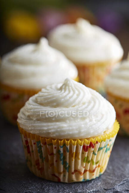 Cupcakes mit Schlagsahne-Ricotta-Zuckerguss, Nahaufnahme — Stockfoto