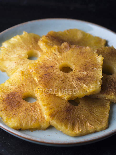 Baked ananas rings with cinnamon, brown sugar and orange liqueur — Stock Photo