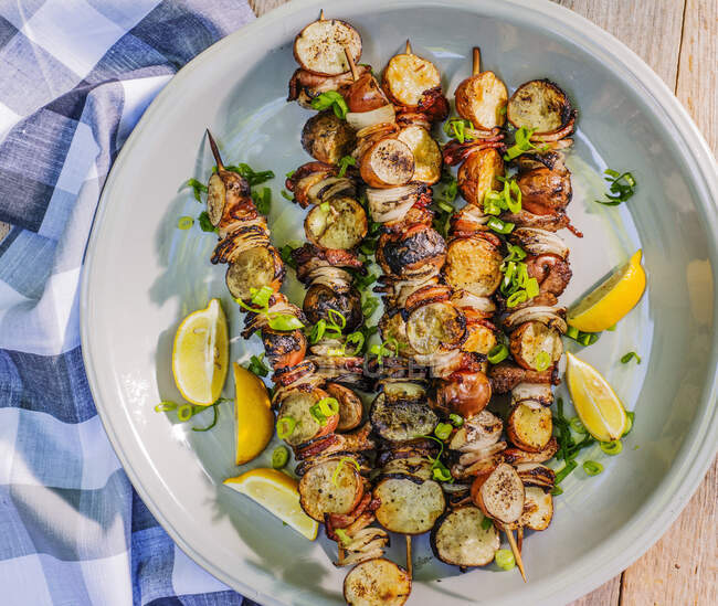 Grilled zucchini with lemon and garlic — Stock Photo