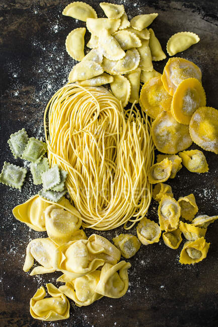 Diverse varietà di pasta fatta in casa — Foto stock