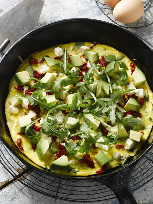 Frittata with avocado and rocket salad leaves — Stock Photo