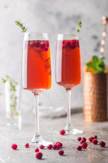 Красные алкогольные коктейли с ягодами в бокалах для шампанского — стоковое фото
