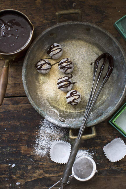 Pralinés de trufa hechos a mano con salsa de chocolate - foto de stock