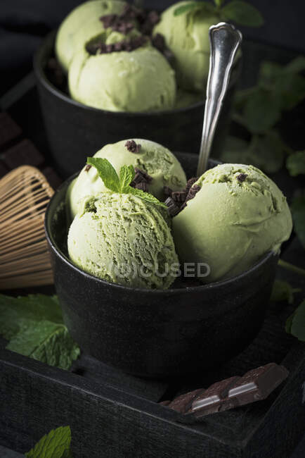 Matcha-Minze-Eis mit Schokoladenstücken in einer schwarzen Schüssel — Stockfoto