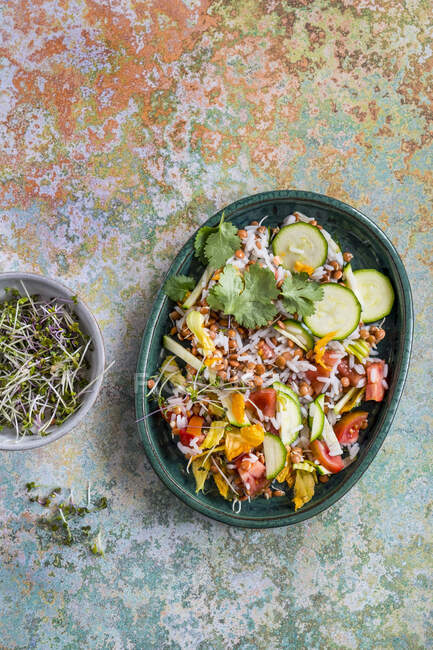 Lentille et lever la salade avec des fleurs de courgettes — Photo de stock