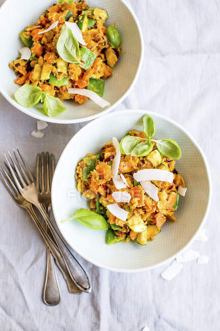 Kokos-Curry mit Basilikum — Stockfoto