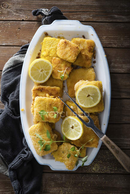 Vegane Maisschnitzel (mit Polenta und Zuckermais) mit Zitrone — Stockfoto