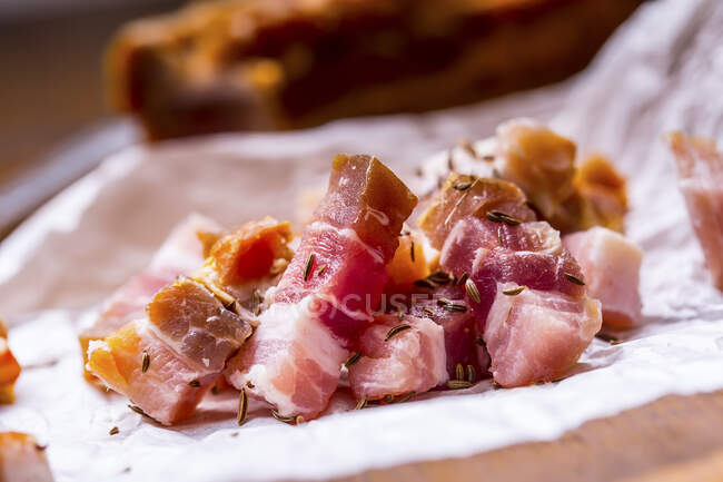 Tiras de bacon fumado com cominho (close-up) — Fotografia de Stock