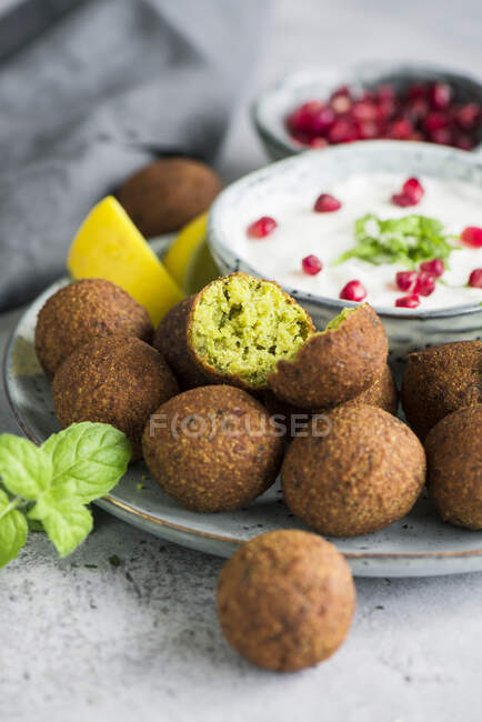 Falafel with mint yoghurt and pomegranate seeds (Arabia) — Stock Photo