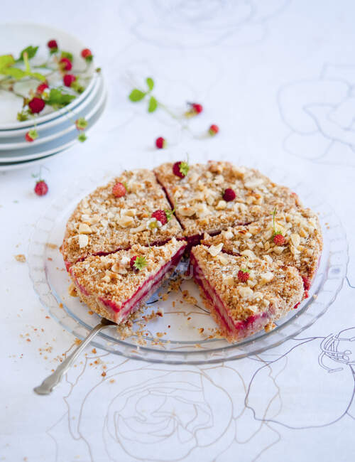A strawberry cake with nut crumbles — Stock Photo