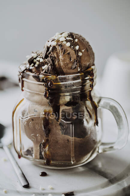 Chocolate ice cream with chocolate sauce and nuts — Stock Photo
