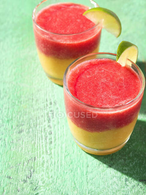 Frischer Wassermelonen-Smoothie mit Minze und Kiwi — Stockfoto