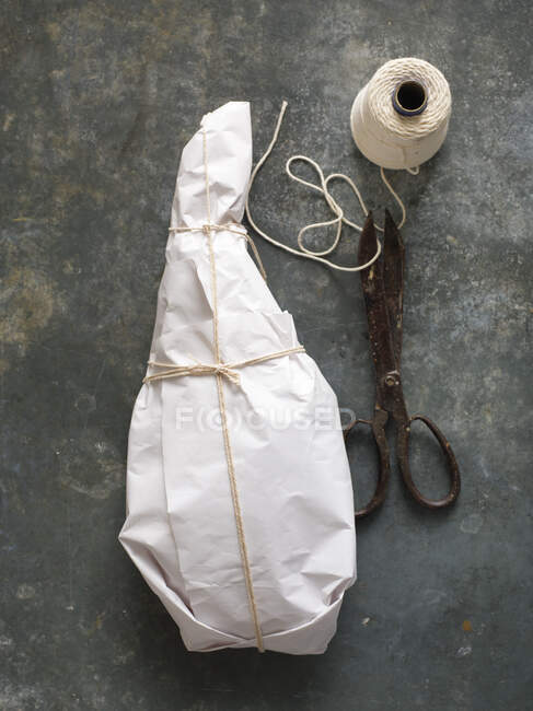 Perna de cordeiro embrulhada em papel — Fotografia de Stock