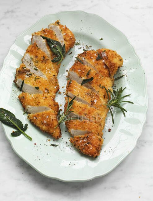 Filetes de pollo empanados con panko con hierbas - foto de stock