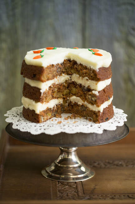 Carrot cake on wooden table — Stock Photo