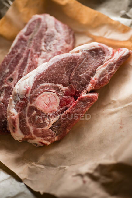 Steaks de boeuf sur papier — Photo de stock