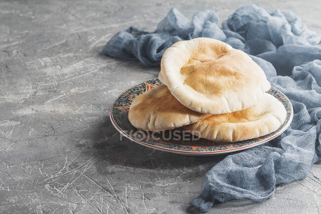 Nahaufnahme von köstlichem arabischen Brot auf grau — Stockfoto
