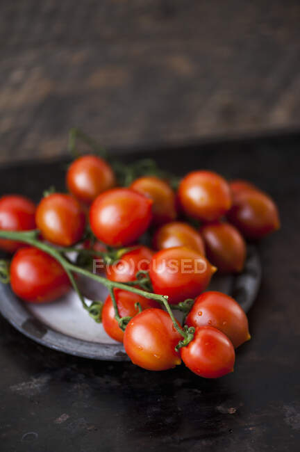 Tomates cerises fraîches sur un plat — Photo de stock