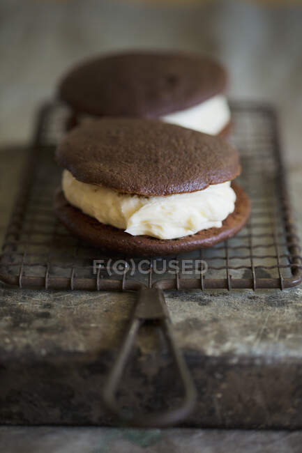 Whoopie Pies on a cooling rack — Stock Photo