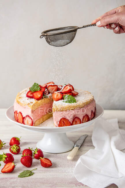 Erdbeer-Mousse-Kuchen in Scheiben geschnitten entfernt — Stockfoto
