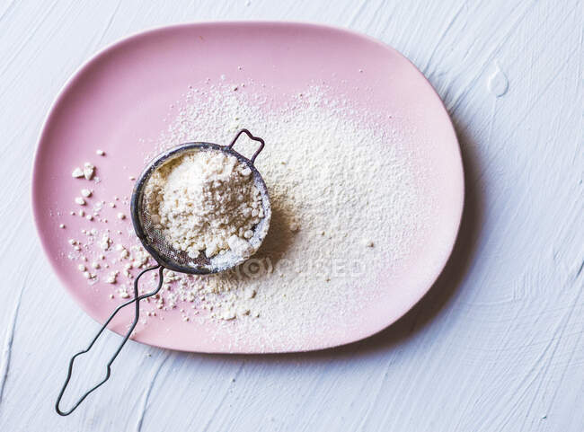 Zucchero a velo Demerara in piatto rosa — Foto stock