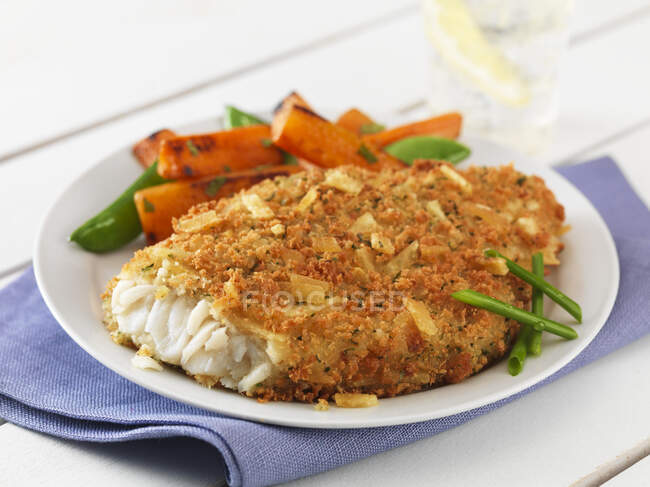 Fried fish with lemon and green salad — Stock Photo