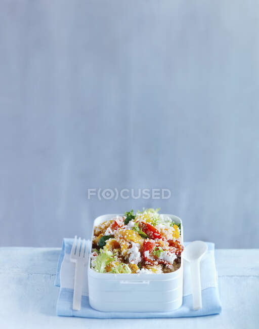 Couscous salad with peppers and feta in lunch box — Stock Photo