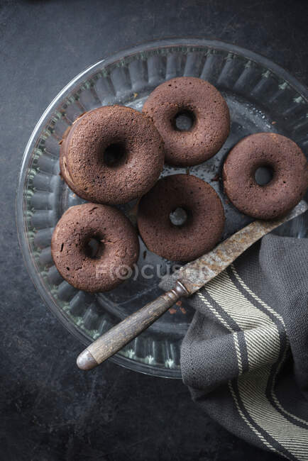 Печь печеные шоколадные пончики (веганский) — стоковое фото