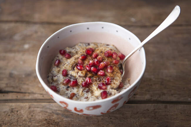 Porridge topped with pomegranate and cinnamon — Stock Photo