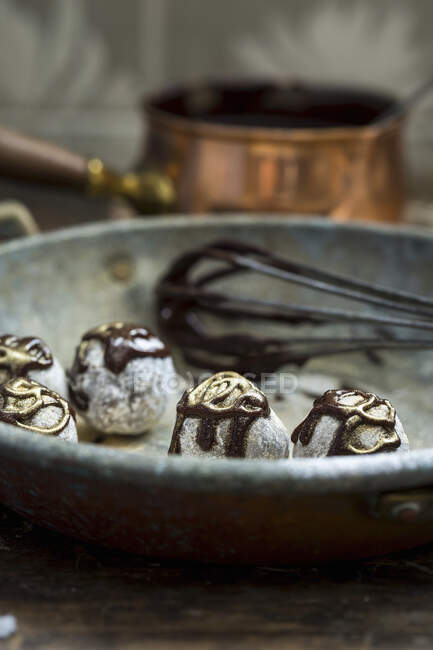 Pralinés de trufa artesanal com molho de chocolate — Fotografia de Stock