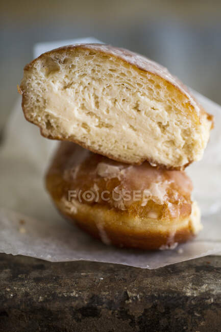Un donut en rodajas con relleno de crema - foto de stock