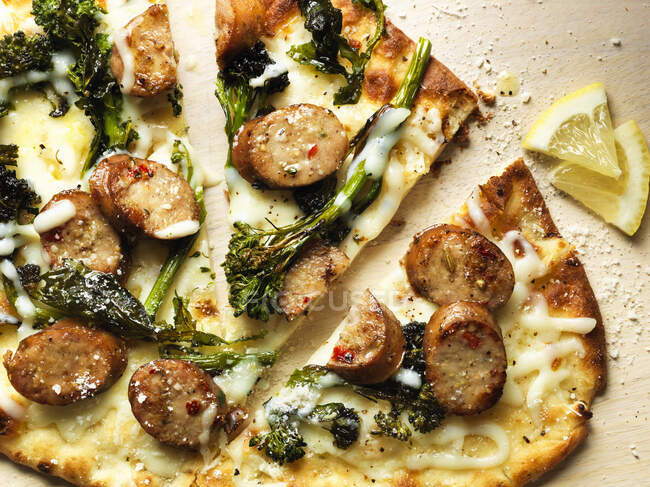 Flatbread pizza with sausage and broccolini — Stock Photo