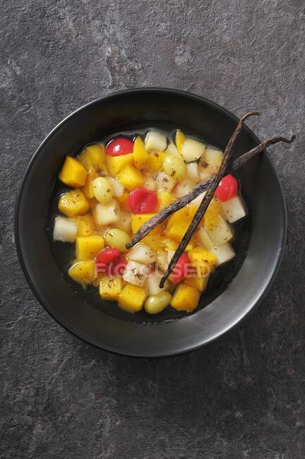 Fruit salad with vanilla pods — Stock Photo