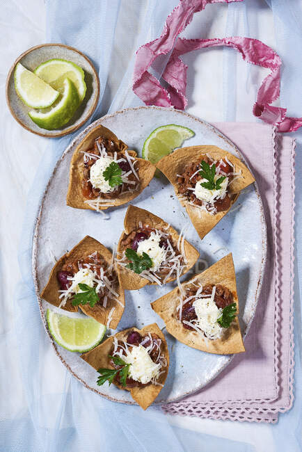 Tortilla chips with beef chilli — Stock Photo
