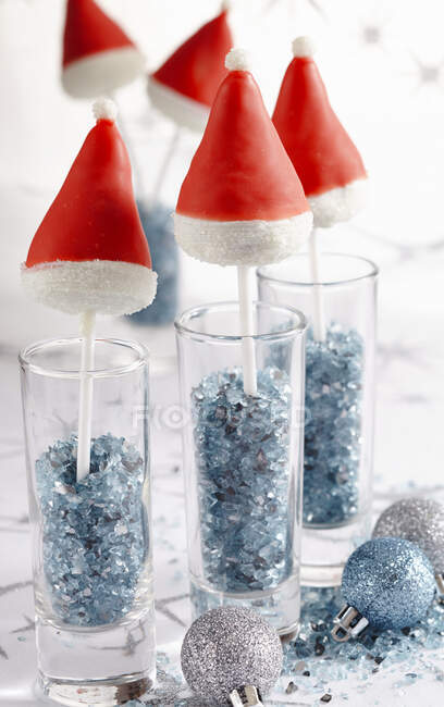 Father Christmas cake pops in glasses — Stock Photo
