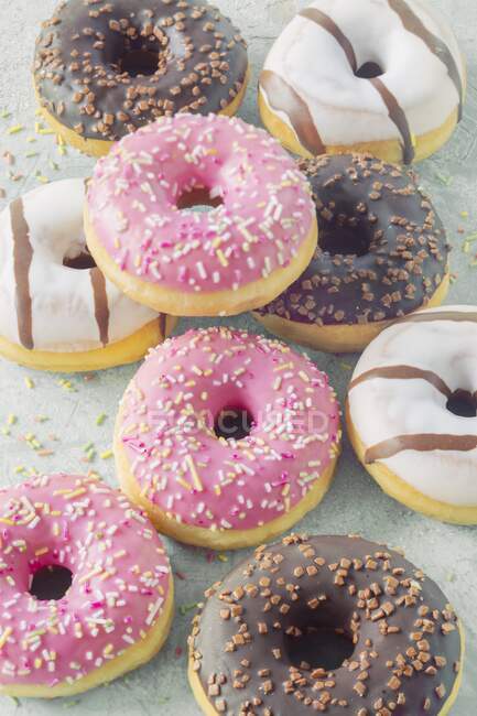 Donuts com vários esmaltes e polvilhas de açúcar — Fotografia de Stock