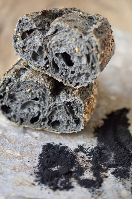 Pão preto com carvão ativado — Fotografia de Stock