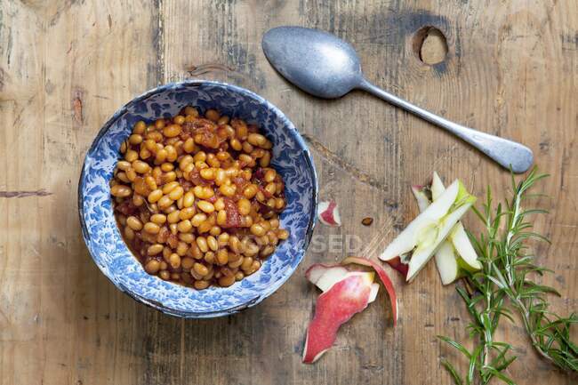 Baked beans with apple (Vegan) — Stock Photo