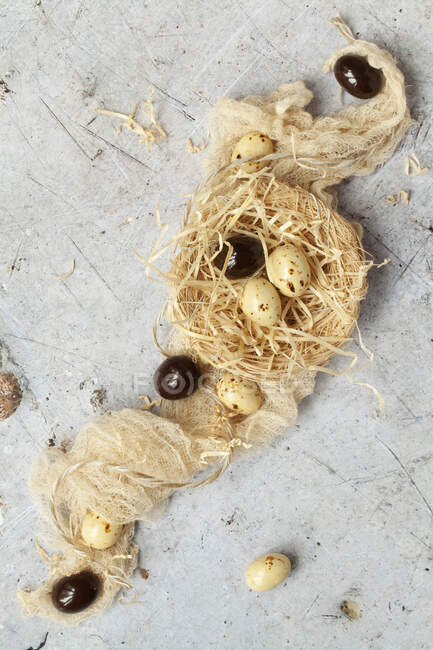 Мини-шоколадные пасхальные яйца на ткани — стоковое фото