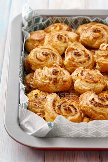 Puff pastry swirls with sheep's cheese - foto de stock