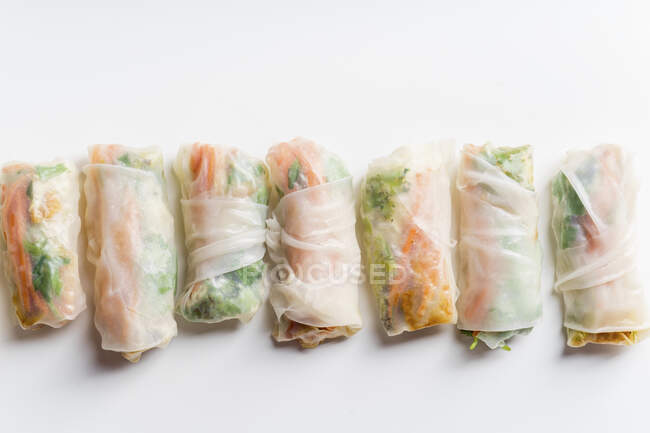 Rolos de primavera vegan com tofu, cenoura marinada e daikon — Fotografia de Stock