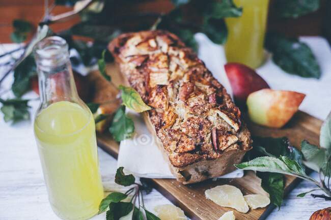 Wholegrain apple pie on cutting board — Stock Photo